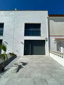 Newly built house in Empuriabrava on Lake Maurici.