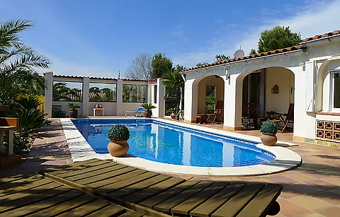 Villa on the ground floor with swimming pool