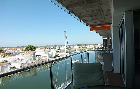 Apartamento de 2 habitaciones con vistas al canal y mar