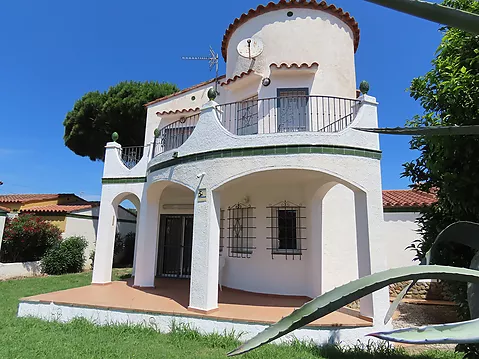 For sale, beautiful holiday home with 174 sqm living space and 395 sqm plot in a quiet residential area