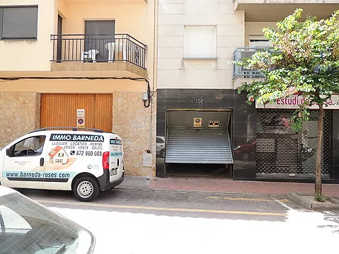 Private parking in Puig Rom street