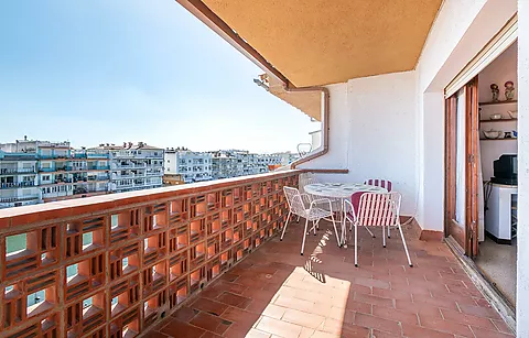 Penthouse apartment with 80m² terrace and mooring in Empuriabrava