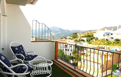En venta apartamento con terraza y vistas a la piscina comunitaria, Roses, Costa Brava