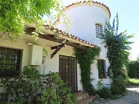 Preciosa casa catalana en venta en la Costa Brava en Empuriabrava