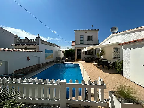 Charming villa on wide canal for sale in Empuriabrava, 12.5 m mooring, swimming pool, garage