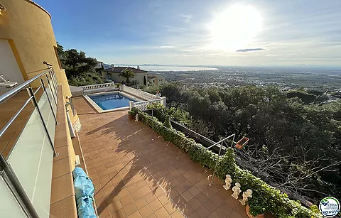 Villa con vista al mar y piscina en la tranquila zona de Mas Fumats dónde pasar momentos inolvidables con su familia