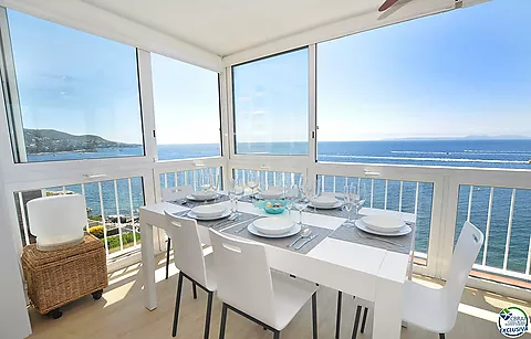 Impressionant apartament amb vistes panoràmiques al mar, reformat, aparcament inclòs. Una visita obligada!