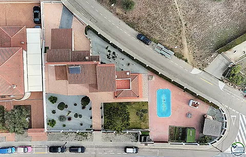 ¡Propiedad de ensueño en Mas Matas, Roses: Casa independiente con amplio terreno y piscina privada!