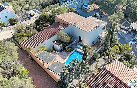 Casa independiente con piscina privada y vistas al mar