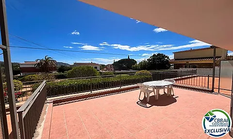 LES GARRIGUES Apartamento en planta baja de dos dormitorios con  terraza de 15m2 y vistas al jardín