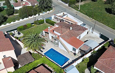 Beautiful Detached House with Pool and Large Garden