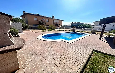 Terrain de 446 m² avec clôture et piscine à Vilamalla ????????‍♂️