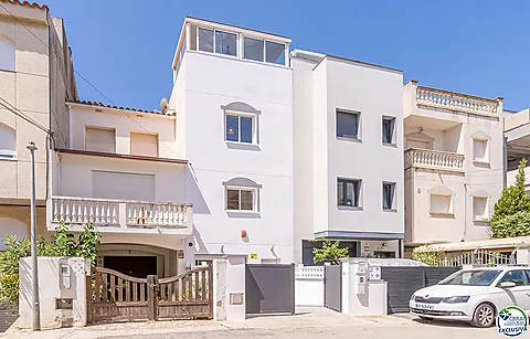 Renoviertes Haus mit Liegeplatz vor den Brücken, Empuriabrava