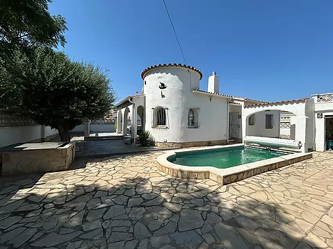 Einstöckiges Haus zum Verkauf in einer schönen Gegend von Empuriabrava mit Pool und Garage