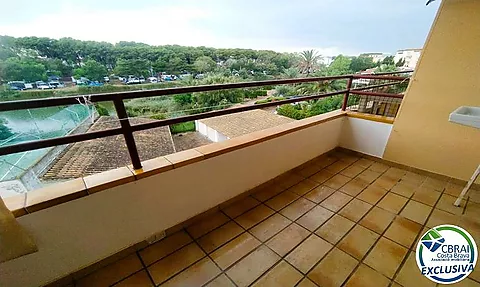 Encantador apartamento en L'Escala, vista al lago