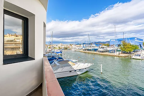 Maison avec amarrage de 14m avant les ponts, entièrement rénovée.