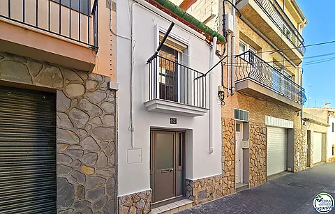 Completely renovated town house in the center of Roses.