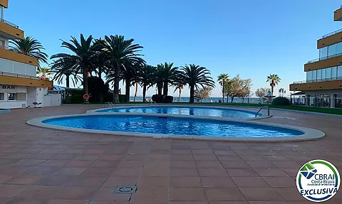 Apartament a  a primera línia de mar de Santa .Margarida, Roses am piscina i  llicència de lloguer turístic