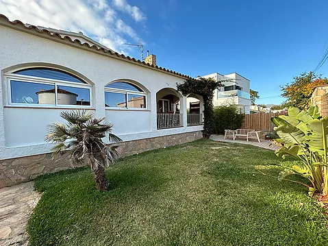 En venta , Precioso chalet  de una sola planta totalmente reformado  en Empuriabrava