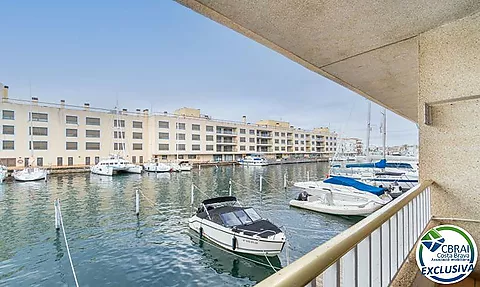 PORT MOXÓ Apartment with views of the canal, mooring for a sailboat and private outdoor parking