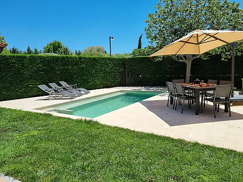 Haus Doppelhaushälfte in exklusiver Lage mit einem charmanten Garten und Pool.