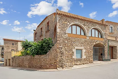 Charmante maison avec emplacement exclusif et vue sur la montagne à Darnius