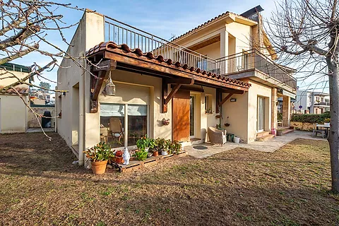 Preciosa casa independent amb un ambient acollidor i una vista única de la natura