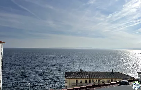 ¡Apartamento con vistas al mar, aparcamiento y licencia turística!