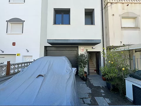 Haus am Kanal  mit Aussicht auf den Kanal,  Garage, Pool und 8x5 Liegeplatz