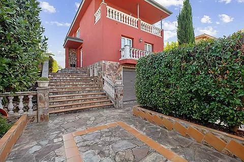 Ubicada en la prestigiosa urbanización de Palau, en Girona, esta magnífica Villa no es solo una casa, es un refugio para los sentidos.