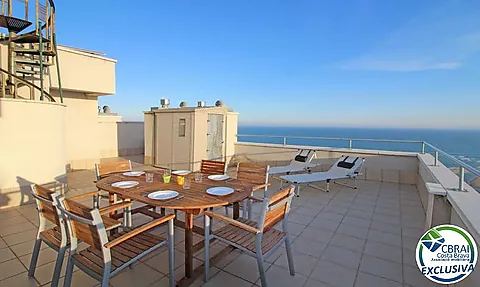 ÀNCORA Ático con dos dormitorios y gran terraza con vistas al mar y con licencia turística