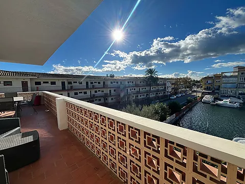 Spacieux appartement de 3 chambres à coucher sur le canal à vendre à Empuriabrava, avec 3 x 15 m d'amarrage et un parking extérieur.