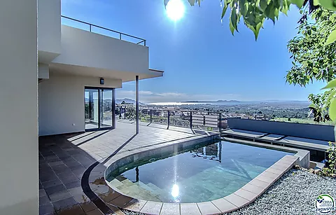 Belle maison avec piscine , garage et vue