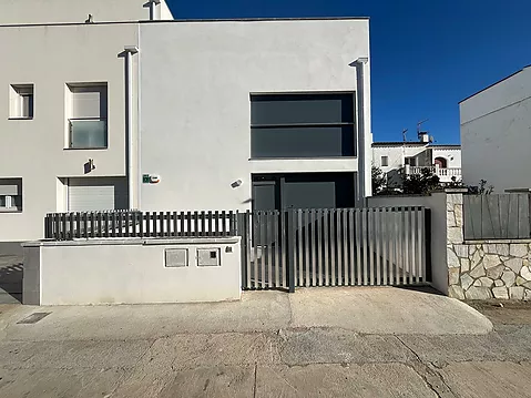 Casa de nueva construcción  en Empuriabrava en el lago Maurici