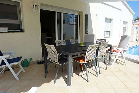 Encantadora y moderna casa de un solo nivel con gran terreno y piscina.Lado sur