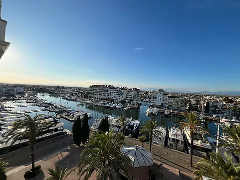 Luminoso piso con magníficas vistas al Puerto Deportivo de Empuriabrava