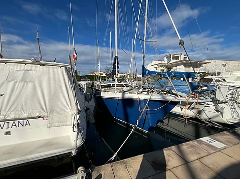 Amarre para velero en venta en Port Grec, 12 x 4 m, con agua, electricidad, duchas y aseos comunitarios, ubicación segura.