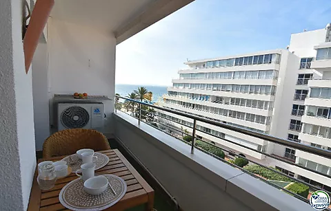 Estudi en primera línia de mar amb piscines comunitàries a Santa Margarita, Roses.