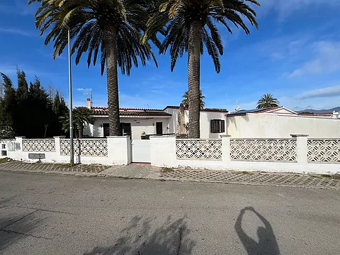 Maison individuelle de plain pied au coeur d'Empuriabrava, terrain avec possibilité de piscine, à proximité de la plage