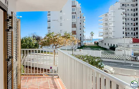 Modern apartament reformat amb llicència turística a només 100 metres de la platja, amb vistes al mar i plaça d'aparcament comunitari