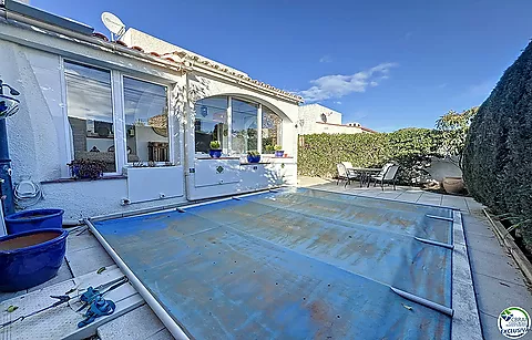 Städtische Oase in Empuriabrava, Costa Brava: 2-Schlafzimmer-Haus mit Pool, Garage &amp; Parkplatz