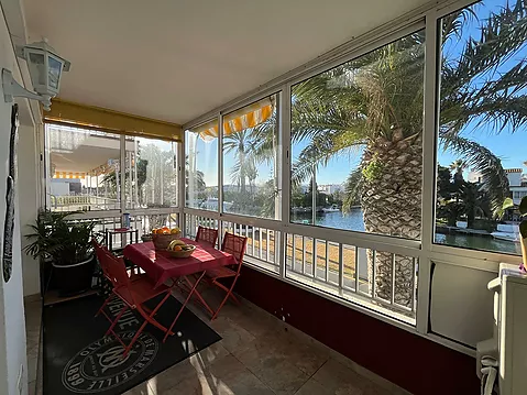 Appartement charmant à Empuriabrava, 1 chambre, vue sur le canal et proche de la plage, avec espace de rangement. À ne pas manquer !