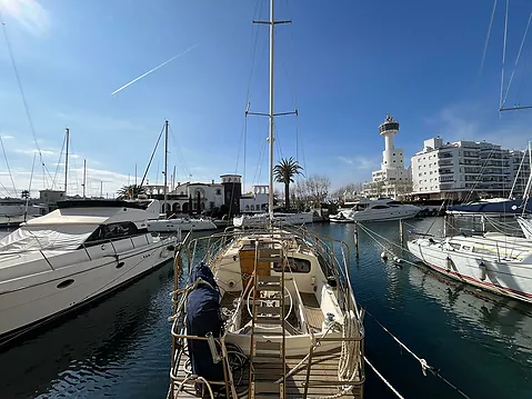 Amarratge de 14x4 en venda abans dels ponts CABALLITO DE MAR amb aigua i llum.