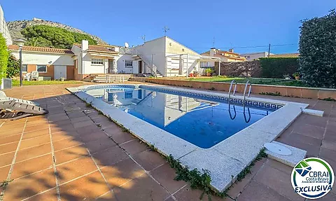 Haus mit großem Potenzial, geräumig, gut gelegen, mit Pool und Blick auf das Schloss von Torroella de Montgrí