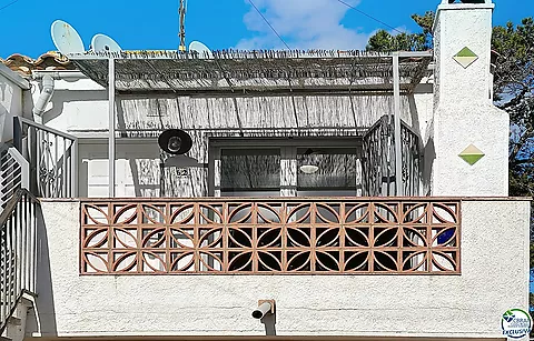 ZU VERKAUFEN – RENOVIERTE WOHNUNG MIT TERRASSE UND BLICK AUF DEN NATURPARK – ROSES, COSTA BRAVA