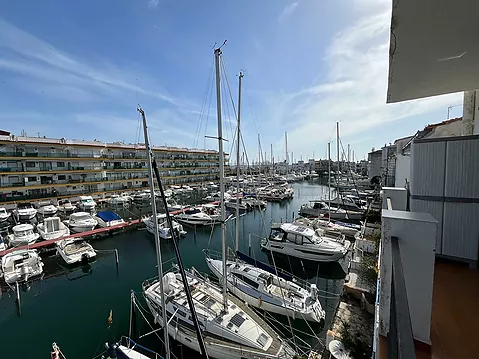 Apartament al canal en venda en un petit edifico, dos dormitoris, amarrament de 10 x 3,5 m